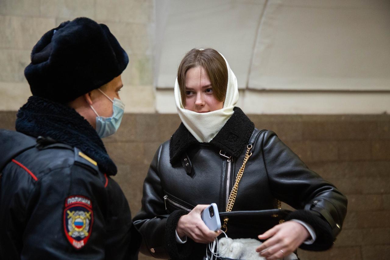 Фото Жителей Новосибирска начали штрафовать за шарфы вместо масок 7