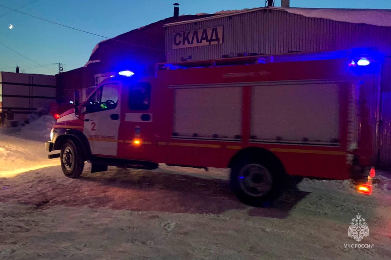 Фото МЧС опубликовало фото с места крупного пожара на складе в Новосибирске 2