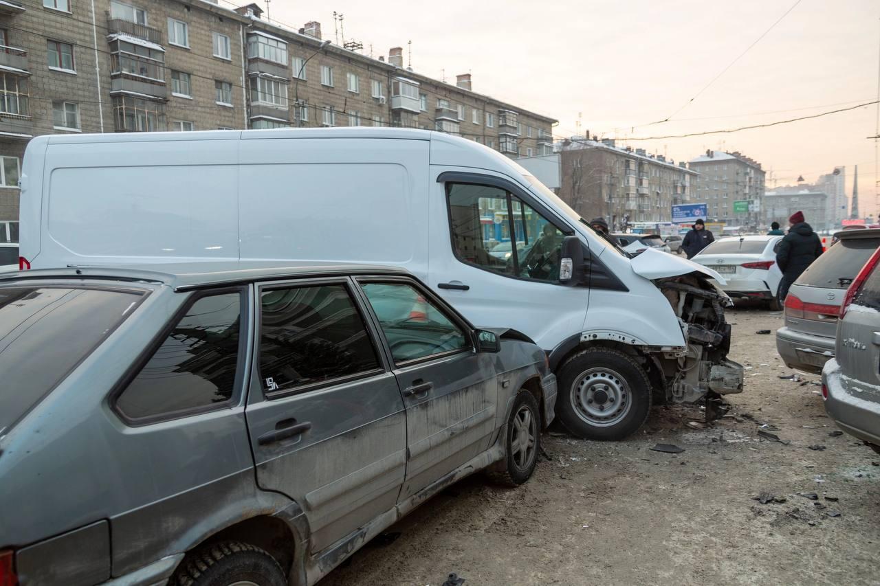 Фото В Новосибирске произошло массовое ДТП с участием 9 машин 2