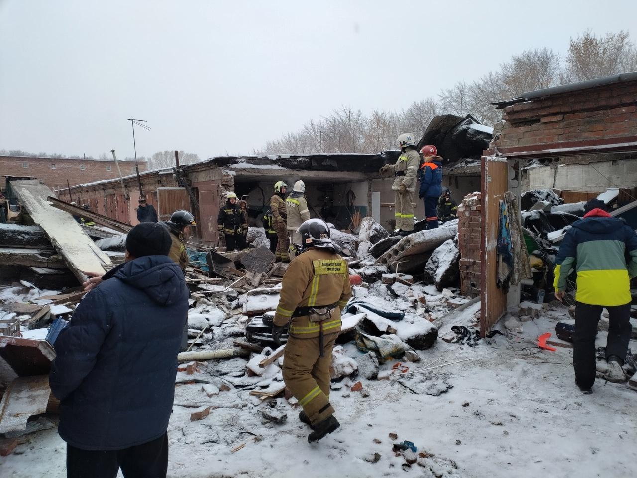 Фото В Новосибирске спасатели разбирают завалы на месте взрыва в гаражном кооперативе 