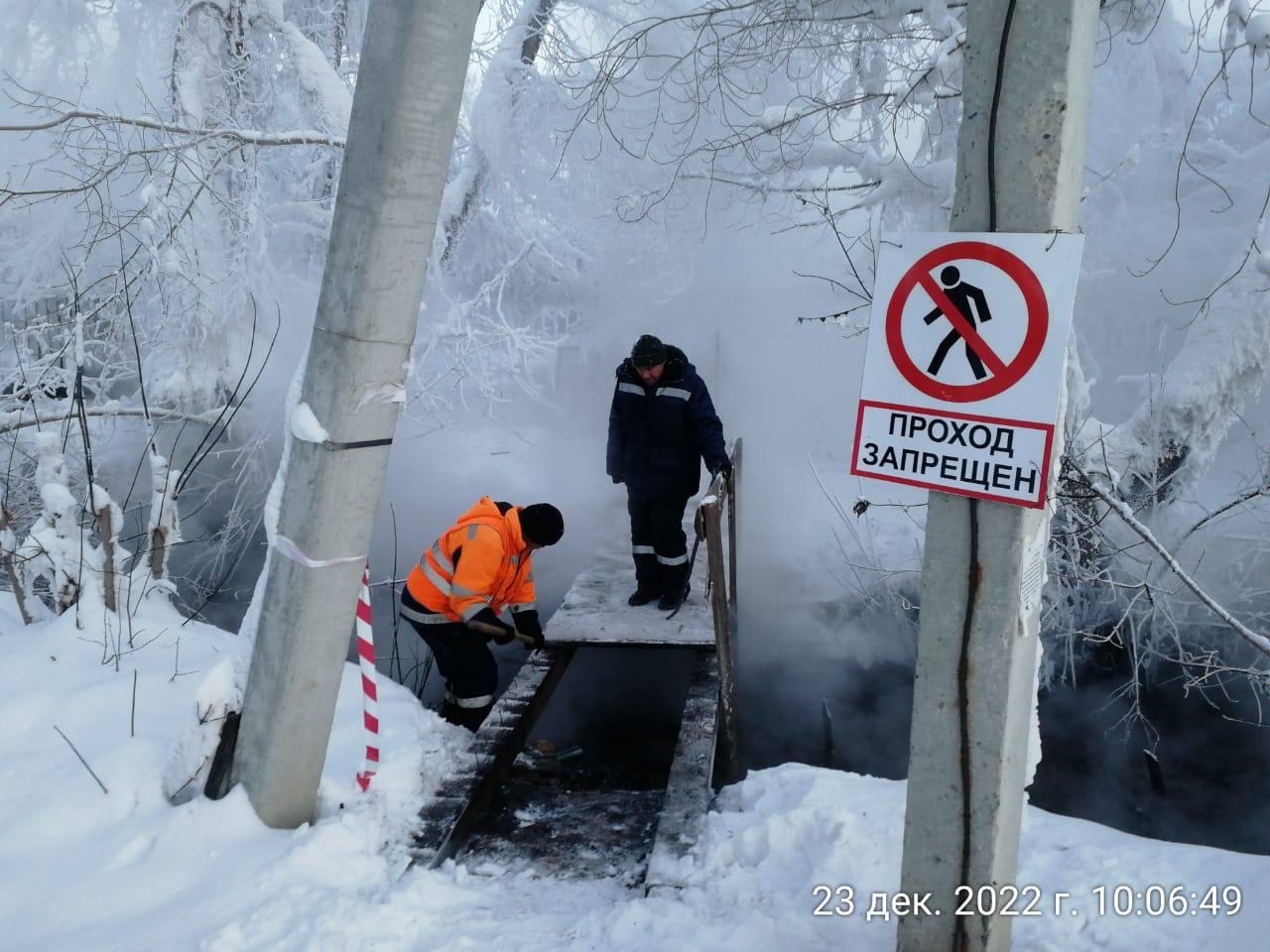 Фото В Новосибирске демонтировали мост, с которого мужчина упал в кипяток 2
