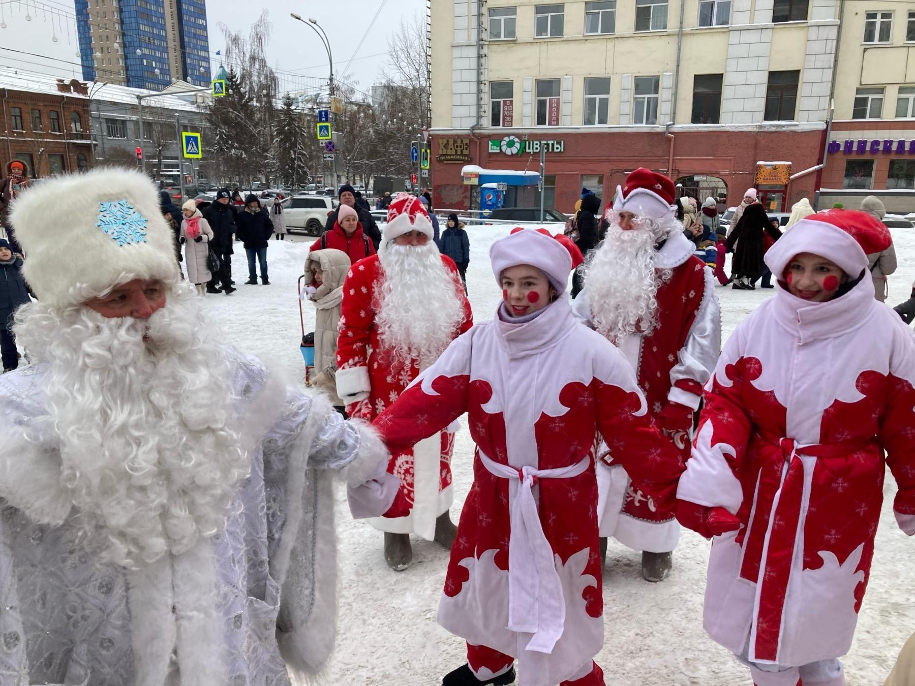 Фото 24 и 25 декабря Деды Морозы откроют новогодние программы в каждом районе Новосибирска 2
