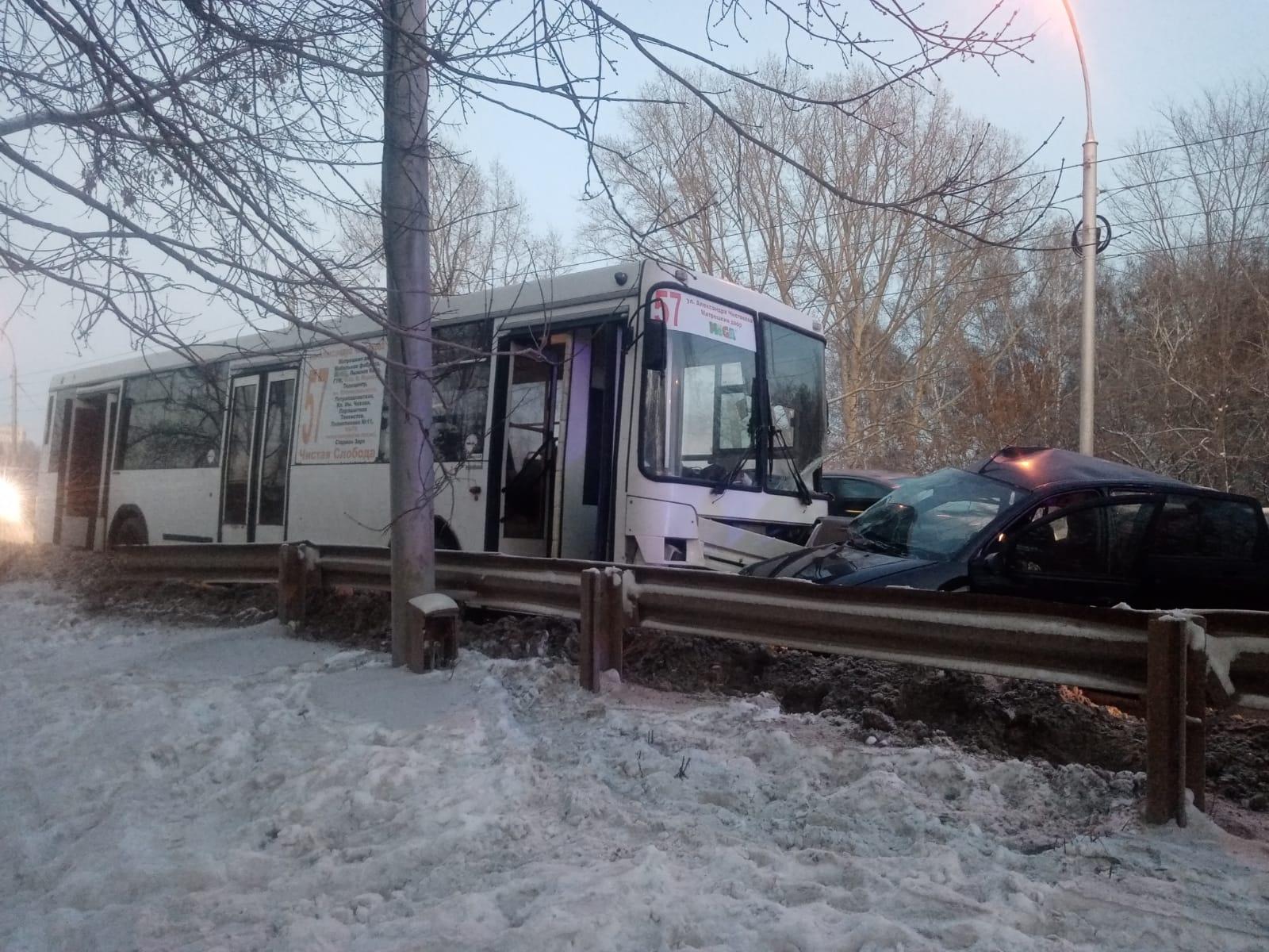 Фото В Новосибирске автобус №57 смял иномарку на Советском шоссе 2