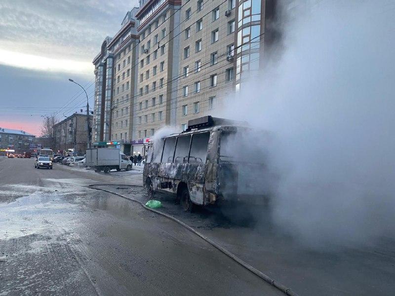 Фото В Новосибирске на площади Маркса сгорел пассажирский автобус 2