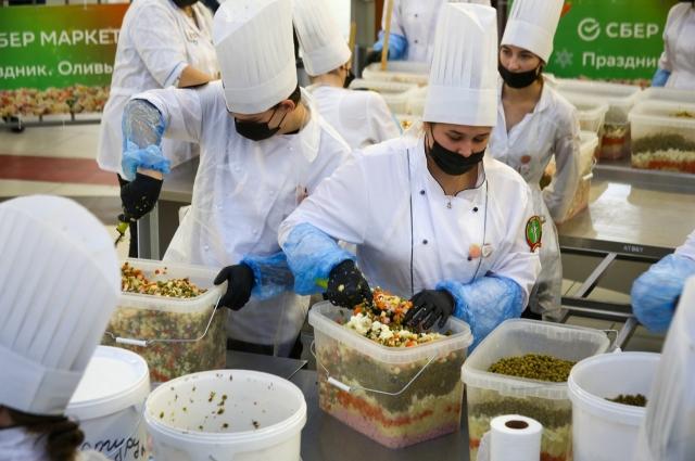Фото В Новосибирске 85 шеф-поваров приготовили 4 тонны салата 