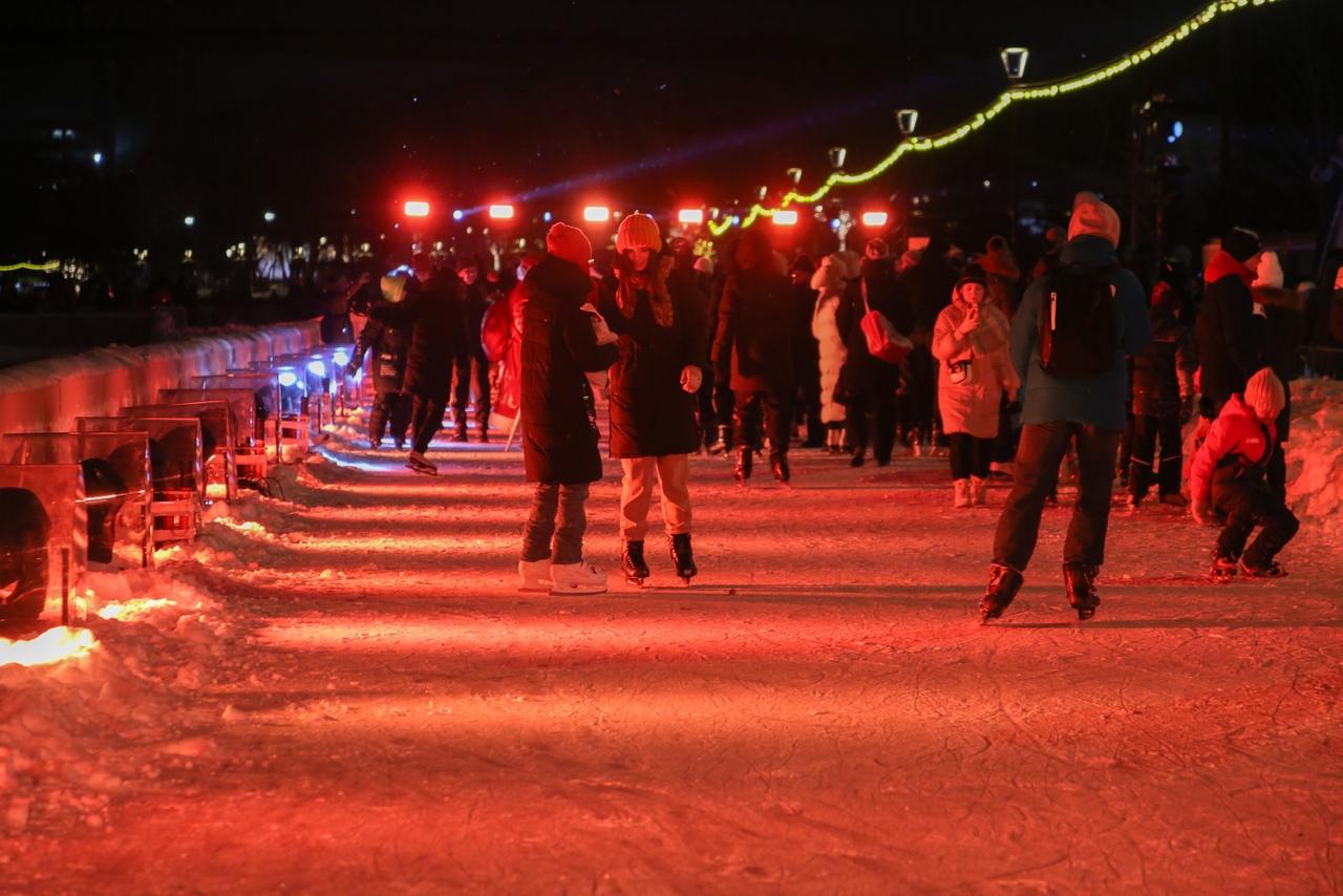 Фото В Новосибирске на Михайловской набережной открыли самый длинный в мире ледовый каток 7