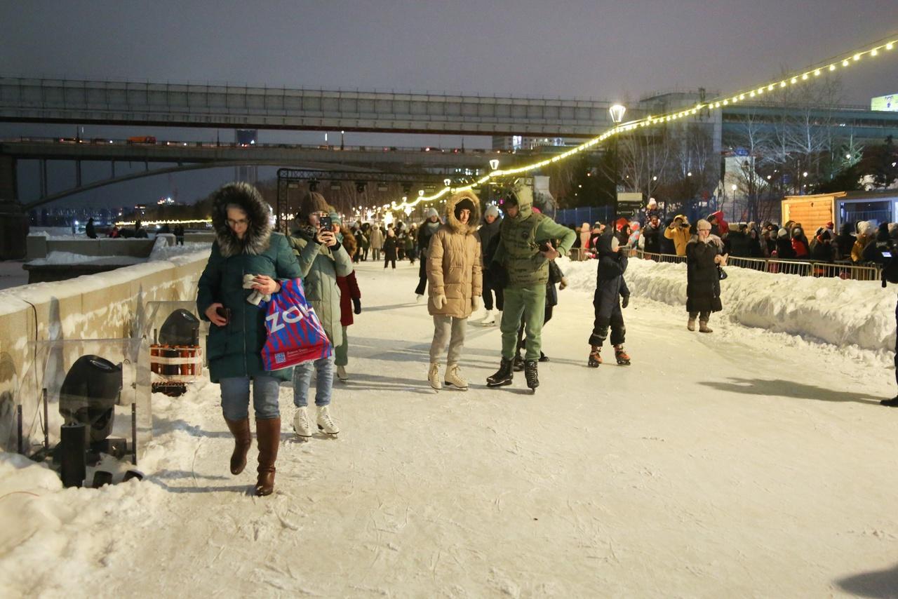 Фото В Новосибирске на Михайловской набережной открыли самый длинный в мире ледовый каток 10