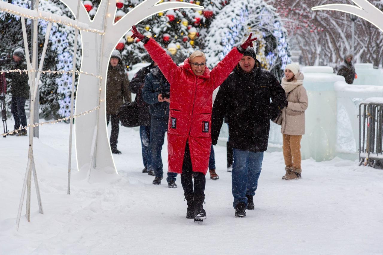 Фото Самый длинный каток в России, съезд Дедов Морозов и хоровод Снегурочек: в Новосибирске представлена программа празднования Нового года 2023 5