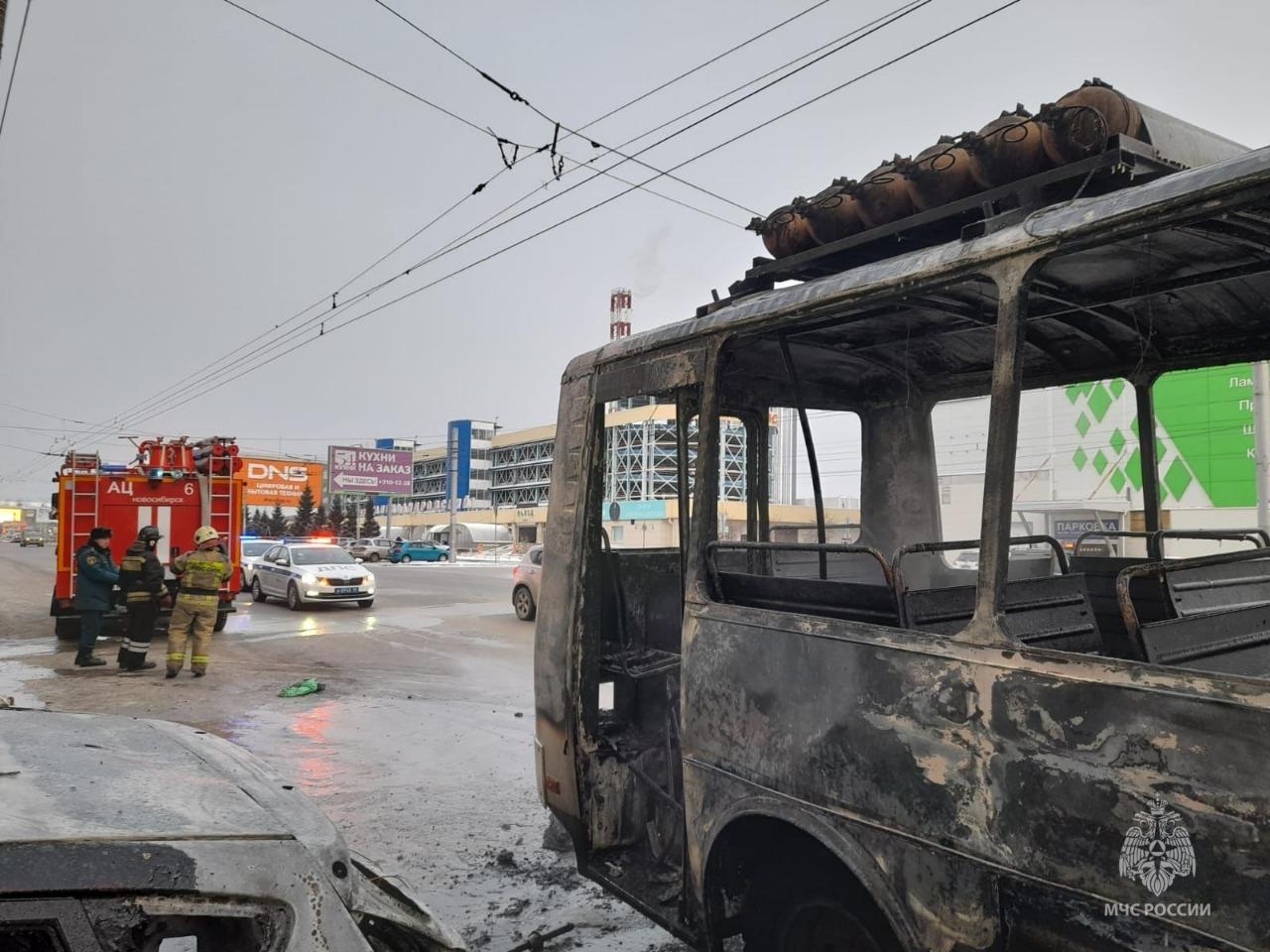 Фото Автобус дальше не идёт: МЧС показало фото выгоревшего ПАЗика в Новосибирске 2