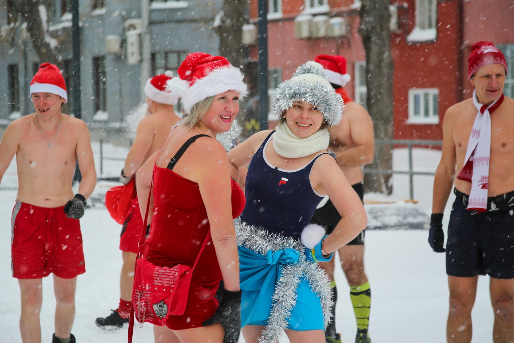 Фото В Новосибирске прошел массовый забег Дедов Морозов и Снегурочек 24 декабря 2