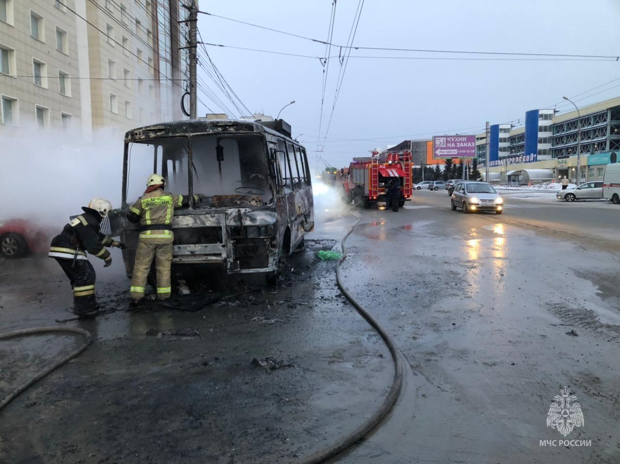 Фото Автобус дальше не идёт: МЧС показало фото выгоревшего ПАЗика в Новосибирске 3