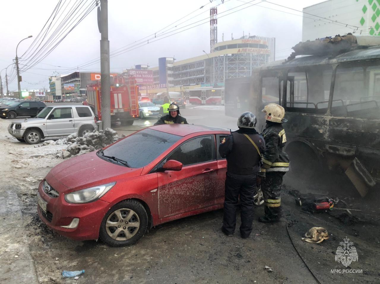 Фото Автобус дальше не идёт: МЧС показало фото выгоревшего ПАЗика в Новосибирске 4