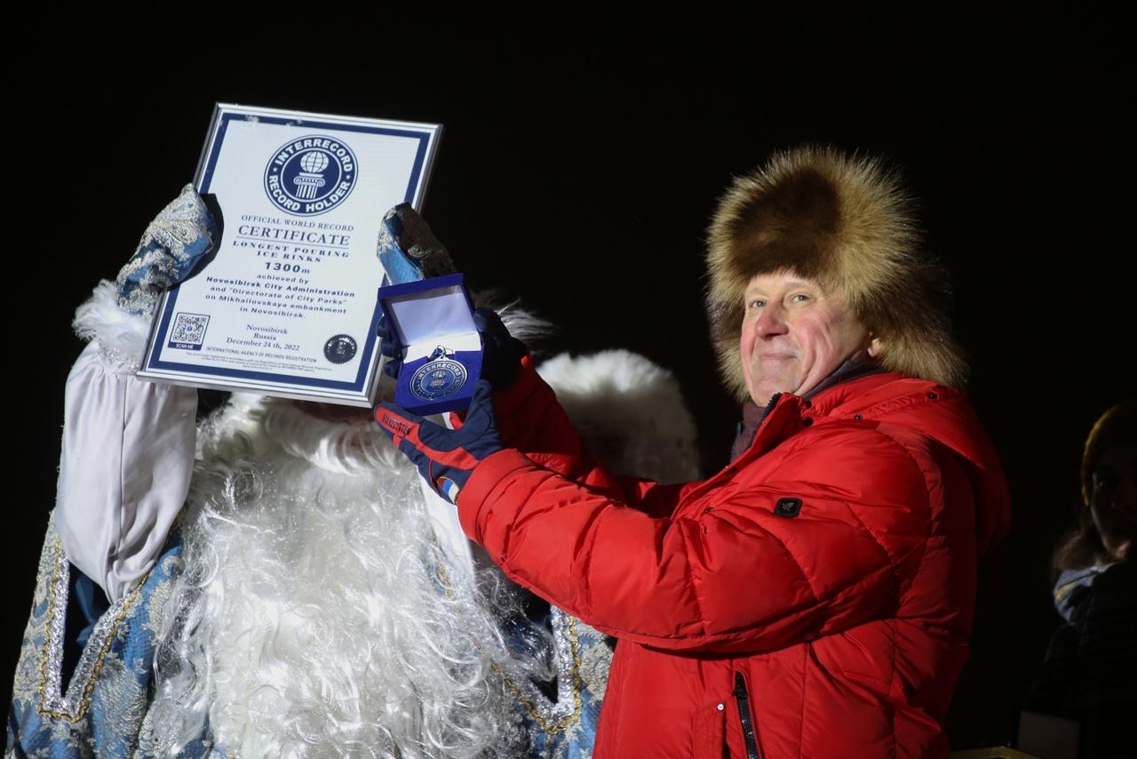 Фото В Новосибирске на Михайловской набережной открыли самый длинный в мире ледовый каток 4