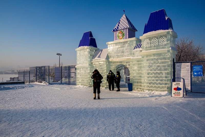 Фото Новогодние гуляния - 2023 в Новосибирске: хоровод Снегурочек и снежных баб, фестиваль колокольного звона и ледяные горки 3
