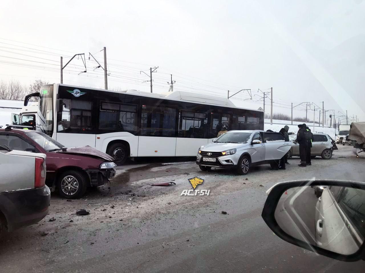 Фото На улице Первомайская в Новосибирске столкнулись 7 автомобилей 2