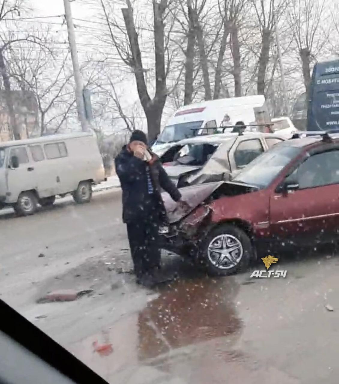 Фото На улице Первомайская в Новосибирске столкнулись 7 автомобилей 3