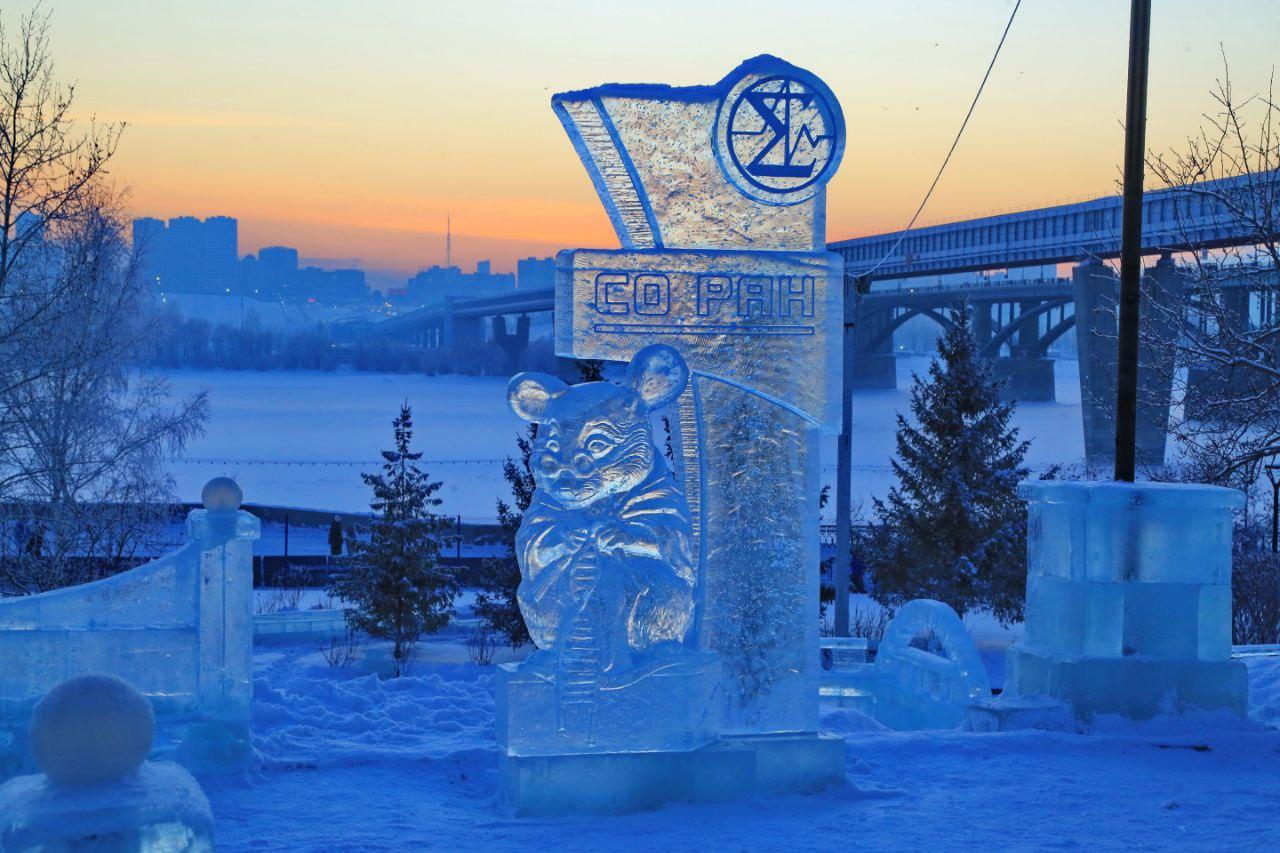 Фото Мэр Новосибирска Локоть проверил ледовый городок на Михайловской набережной 3