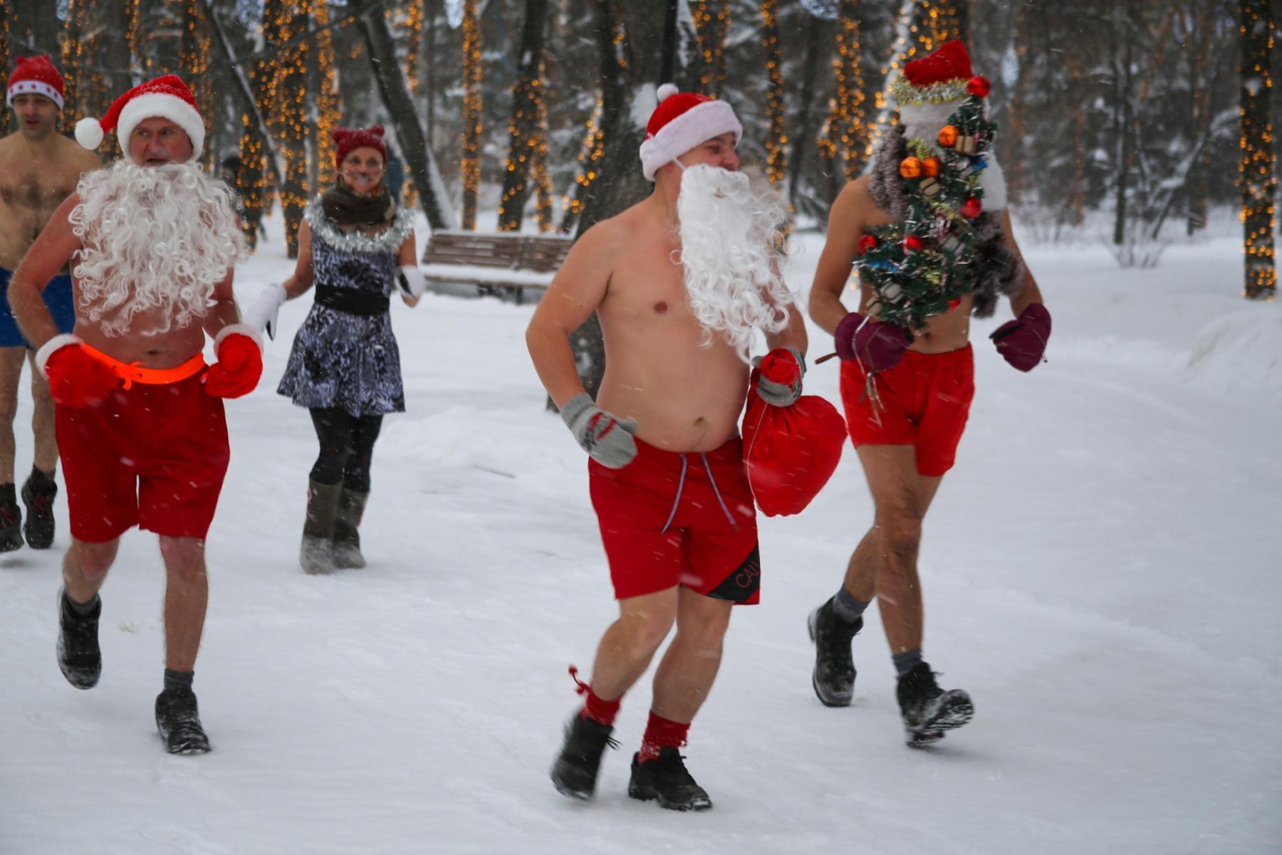 Фото В Новосибирске прошел массовый забег Дедов Морозов и Снегурочек 24 декабря 3