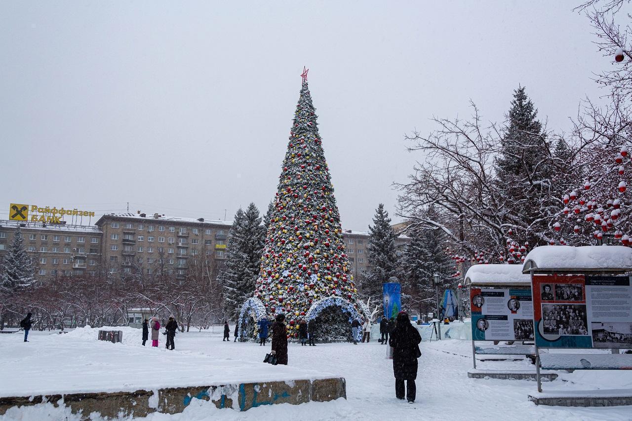 Фото Самый длинный каток в России, съезд Дедов Морозов и хоровод Снегурочек: в Новосибирске представлена программа празднования Нового года 2023 6
