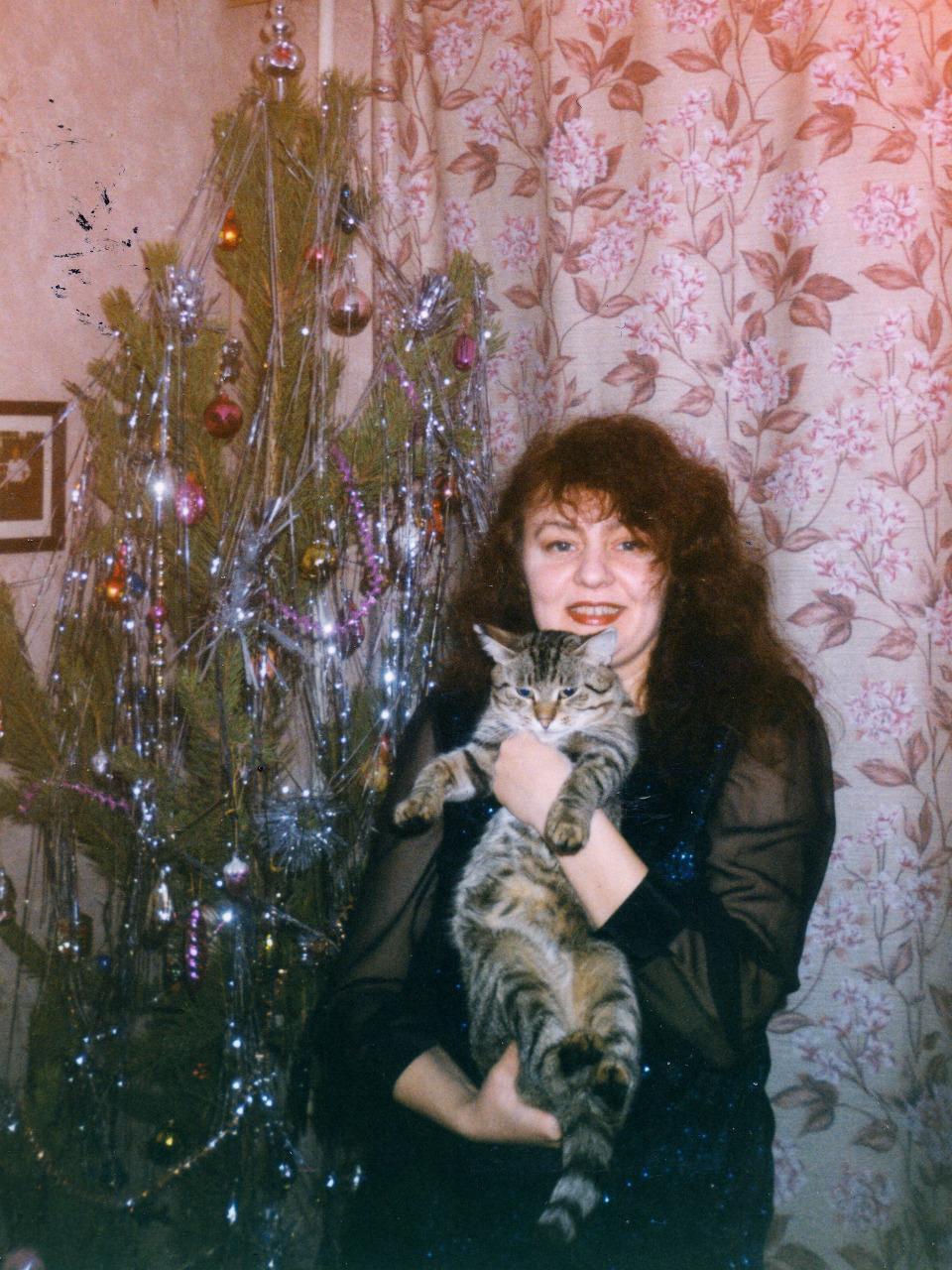 Фото Фанта, шпроты, дождь на ёлке: жители Новосибирска показали раритетные фотографии с Нового года 4