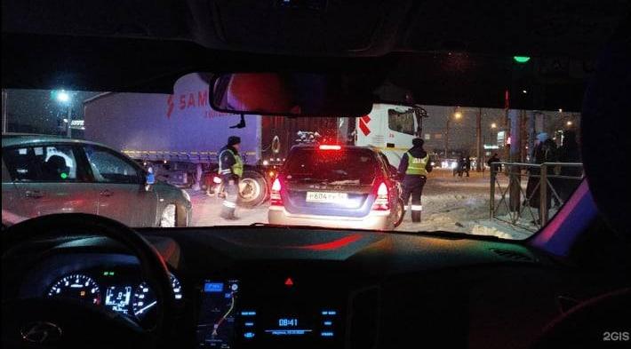 Фото В Новосибирске фура заблокировала дорогу к аэропорту Толмачево из-за ДТП 2