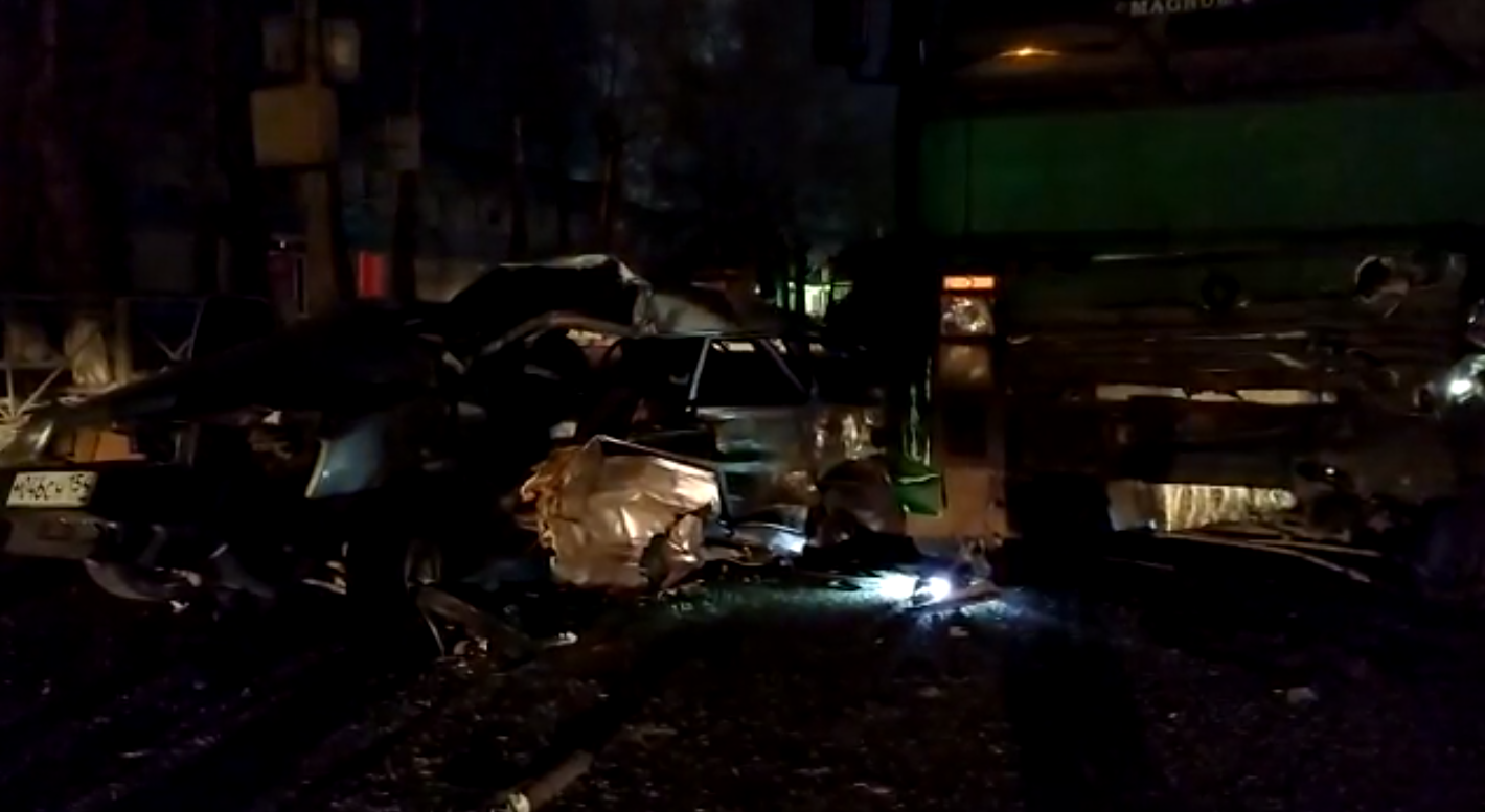 Фото Водитель и пассажир младше 20 лет погибли в ДТП с грузовиком в Новосибирске 2