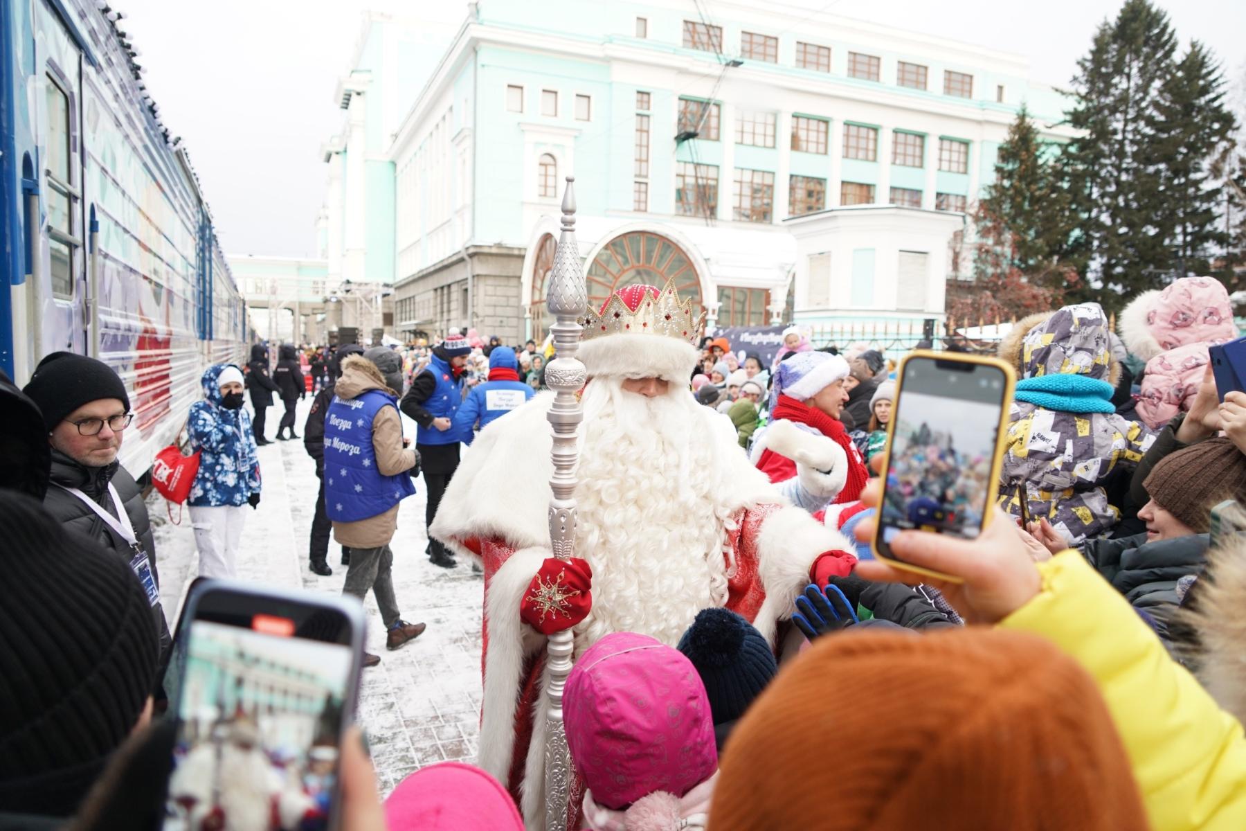 Фото Поезд Деда Мороза из Великого Устюга прибыл в Новосибирск 2