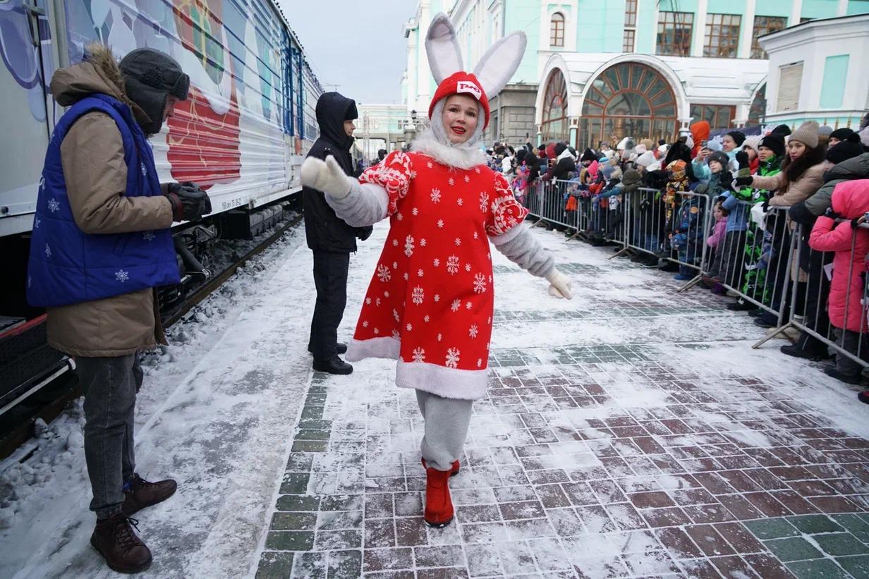 Фото Из Великого Устюга с любовью: в Новосибирск прибыл поезд Деда Мороза — как это было 10