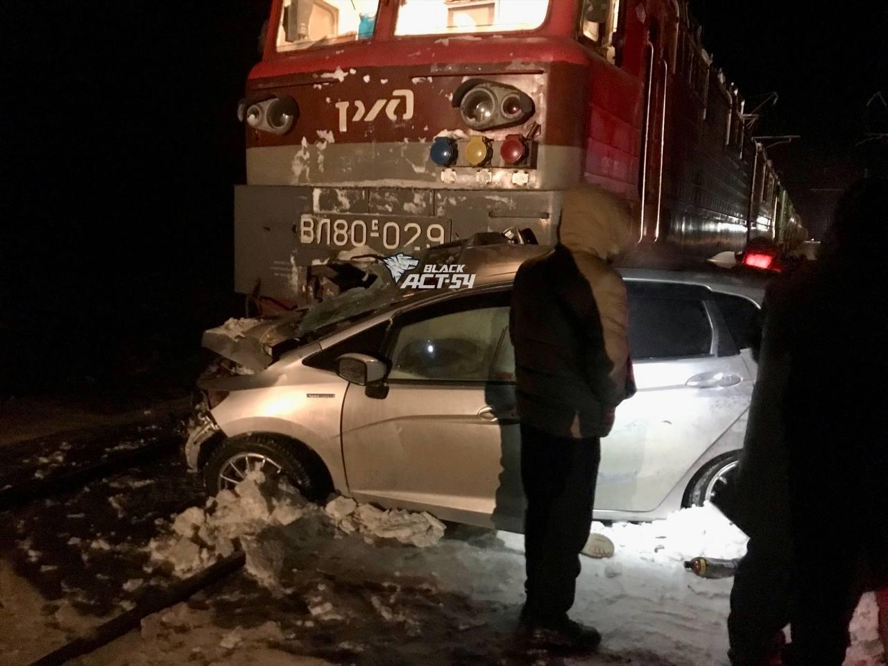 Фото В Алтайском крае машина с новосибирцами столкнулась с поездом 3