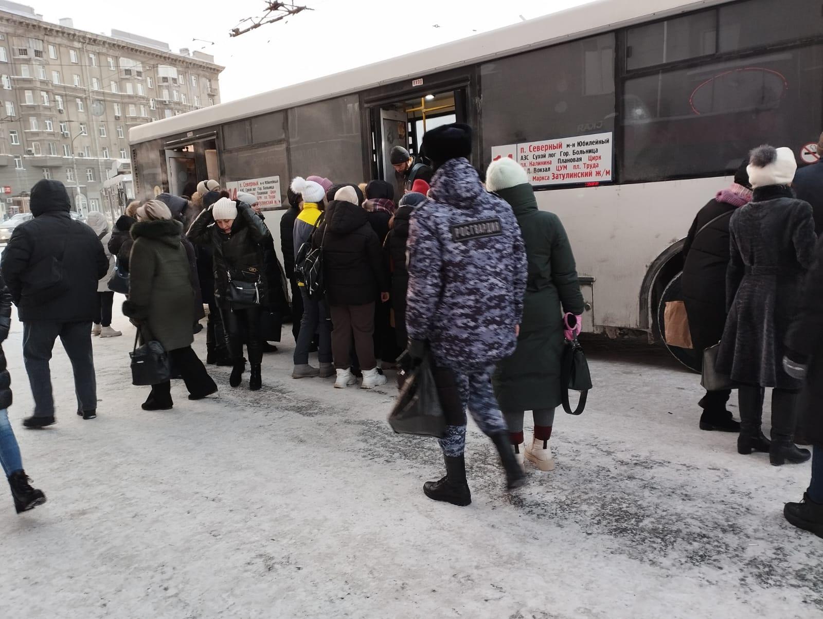 Фото В Новосибирске жители Первомайки возмутились холодными автобусами 2