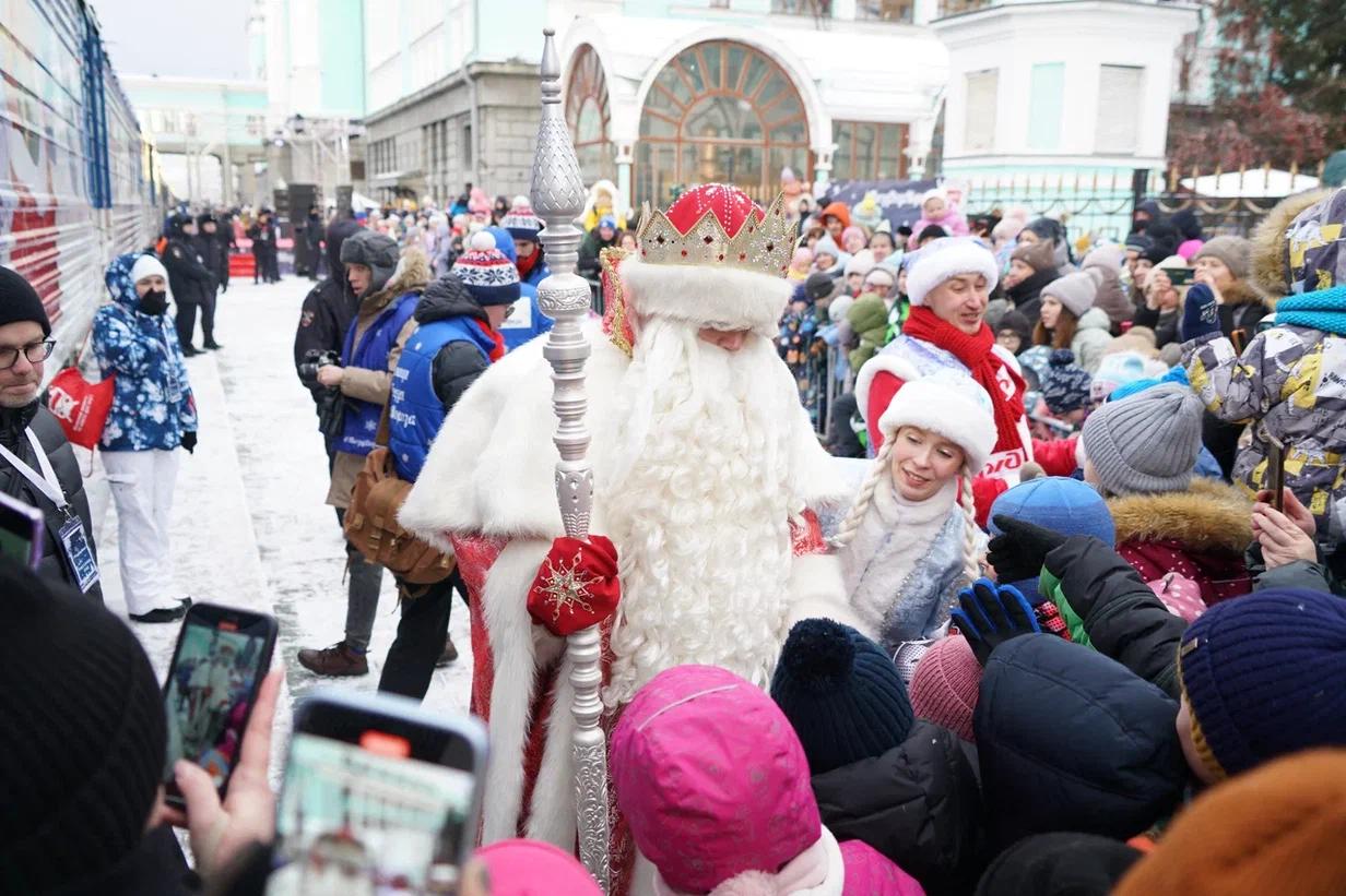 Фото Из Великого Устюга с любовью: в Новосибирск прибыл поезд Деда Мороза — как это было 13