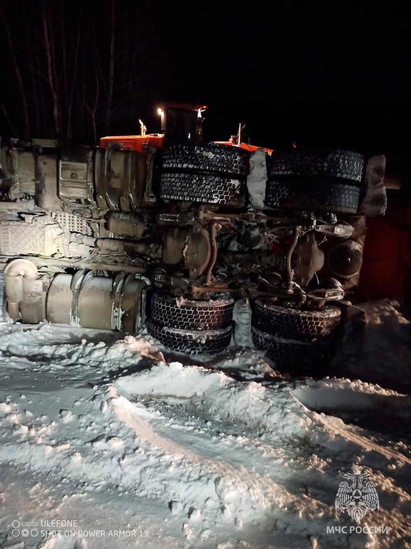 Фото В Новосибирской области перевернулся бензовоз 2