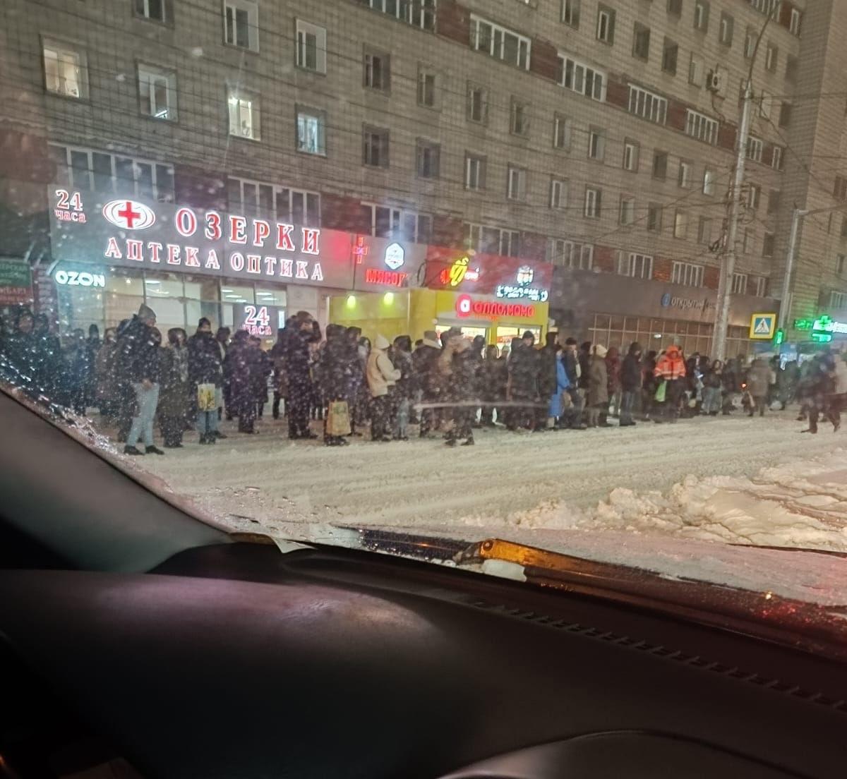 Фото В Новосибирске собралась большая очередь на автобус из-за снежного коллапса 2