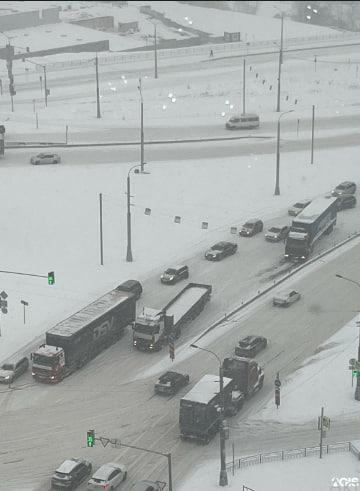 Фото В Новосибирске произошёл снежный коллапс — город ещё до вечера сковали 9-балльные пробки 2