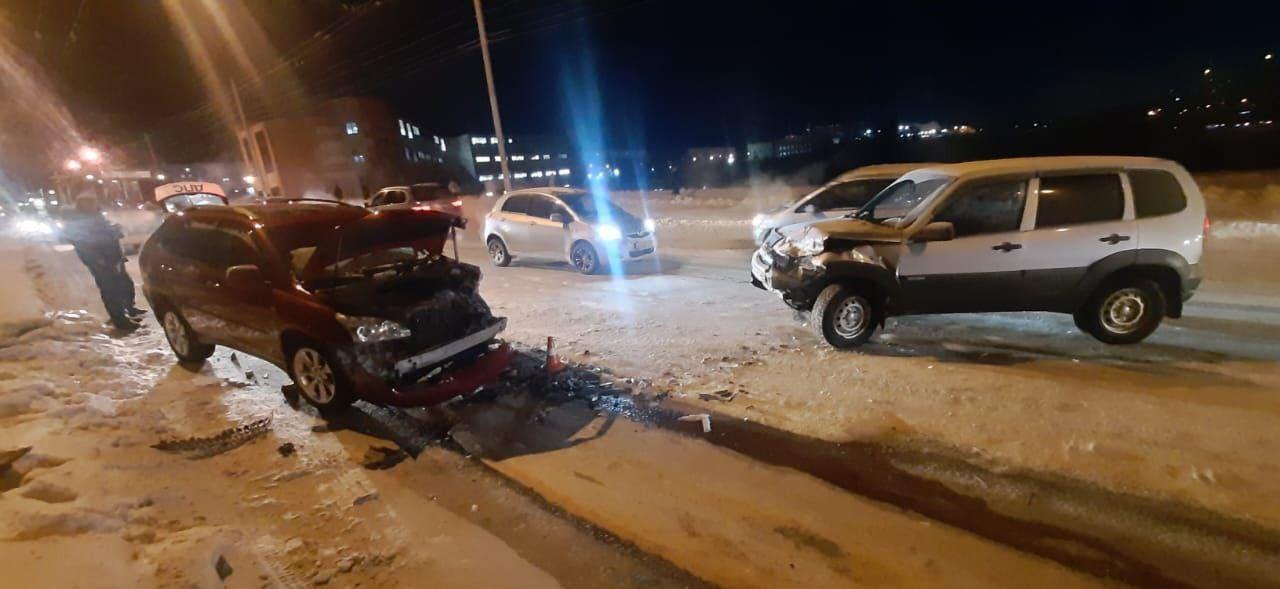 Фото В Новосибирске в ДТП с «Шевроле» и «Лексусом» пострадали две девочки 2