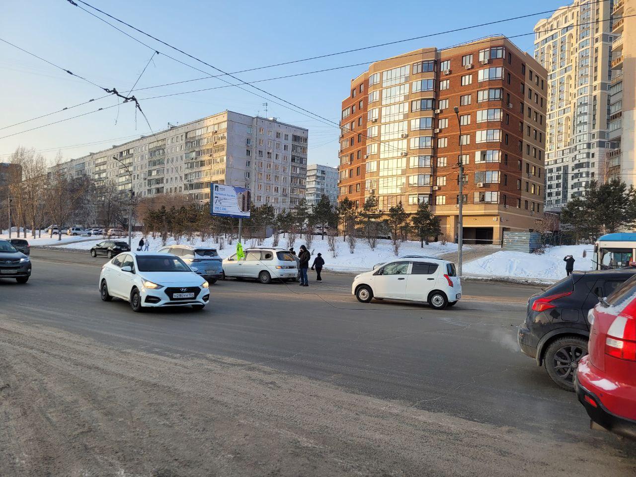 Фото В Новосибирске обрыв троллейбусных проводов привел к затору в районе ТРЦ «Сибирский молл» 2