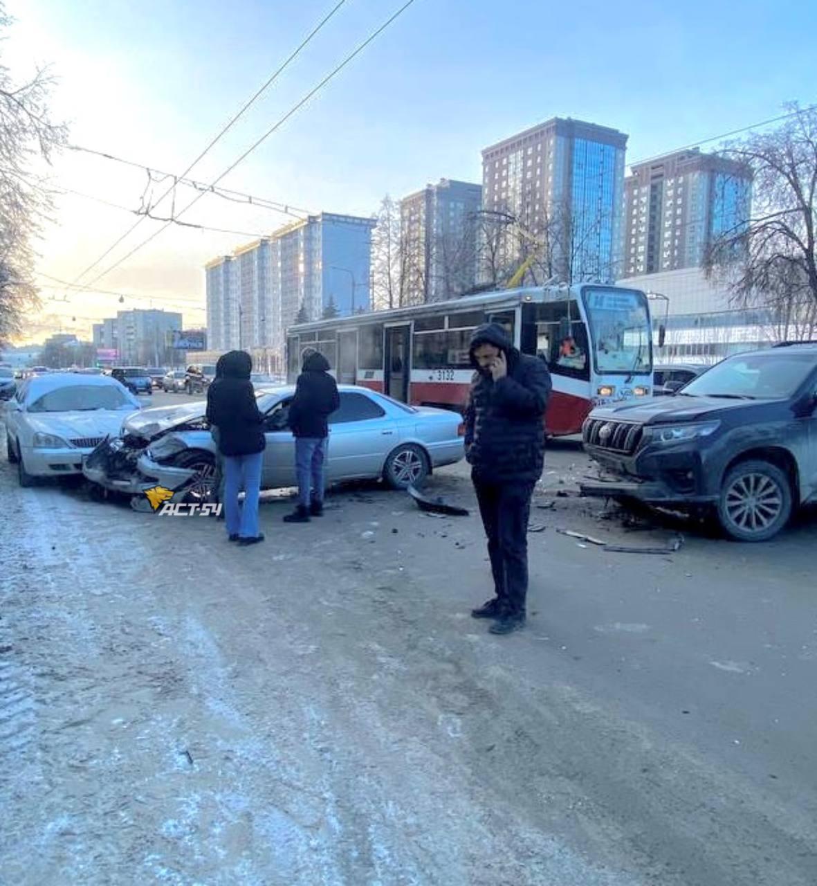 Фото ДТП на трамвайных путях произошло в Калининском районе в Новосибирске 2