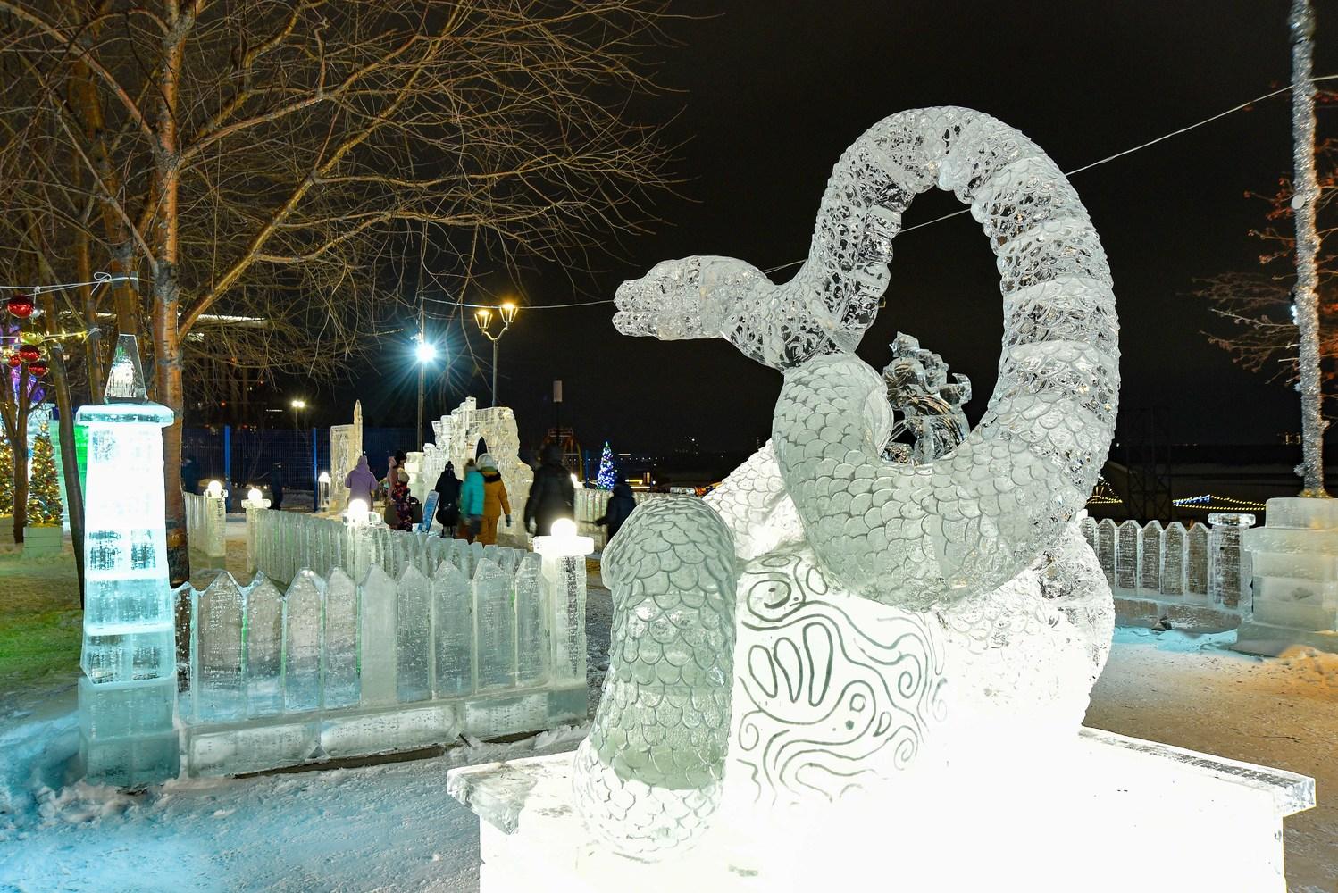 Фото В Новосибирске открылся ледовый городок по мотивам сказок Пушкина. Фоторепортаж 10