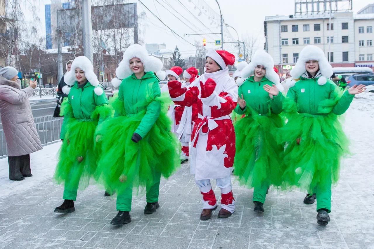 Фото В Новосибирске зажгли праздничную иллюминацию на улице Ленина и в скверах. ФОТОРЕПОРТАЖ 11