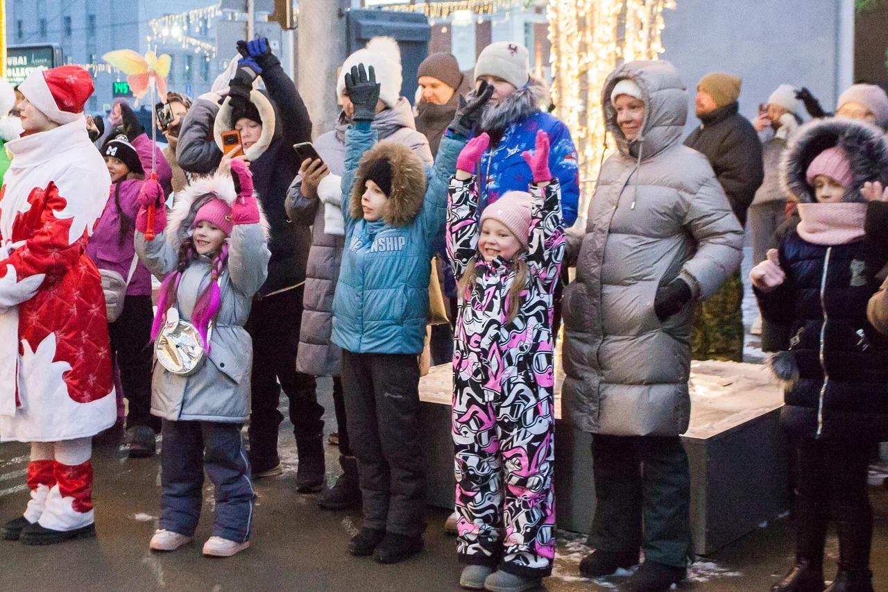 Фото В Новосибирске зажгли праздничную иллюминацию на улице Ленина и в скверах. ФОТОРЕПОРТАЖ 20