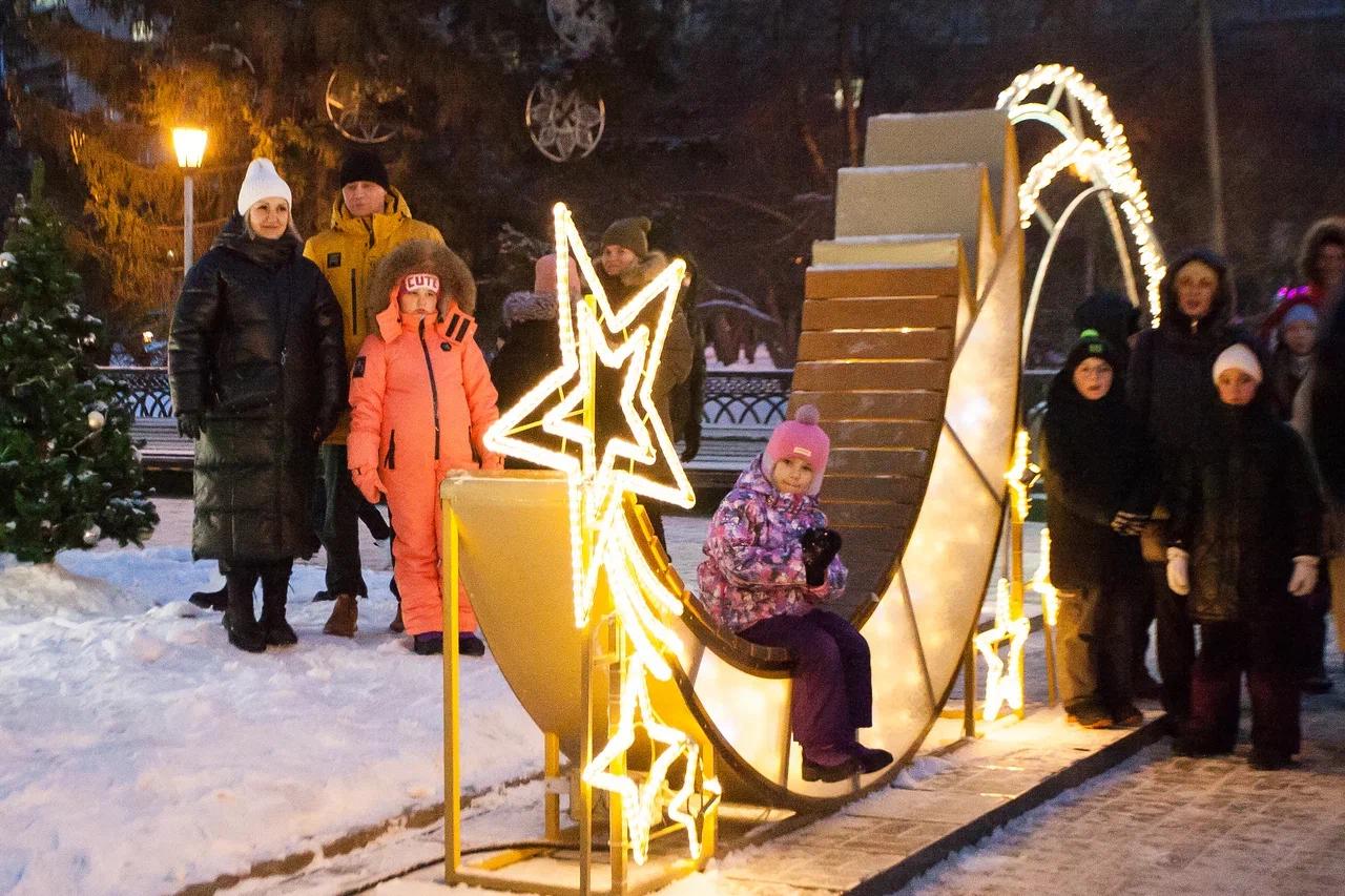 Фото В Новосибирске зажгли праздничную иллюминацию на улице Ленина и в скверах. ФОТОРЕПОРТАЖ 25