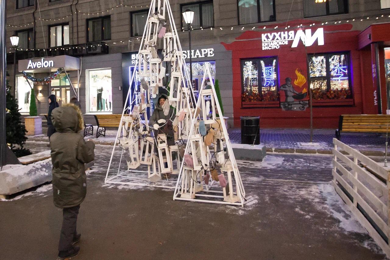 Фото В Новосибирске зажгли праздничную иллюминацию на улице Ленина и в скверах. ФОТОРЕПОРТАЖ 31