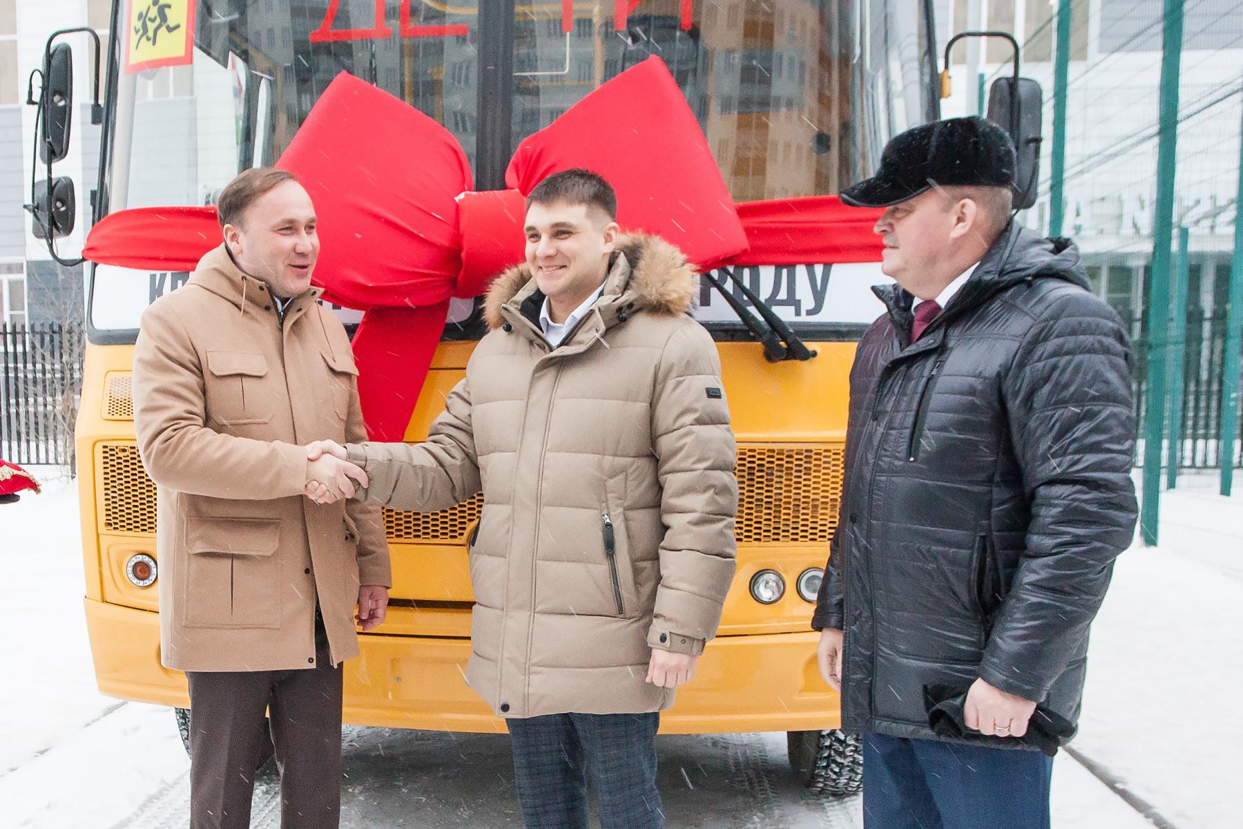 Фото В Новосибирске застройщик подарил школе новый автобус для перевозки детей 2 - Сиб.ФМ Фото В Новосибирске застройщик подарил школе новый автобус для перевозки детей 2