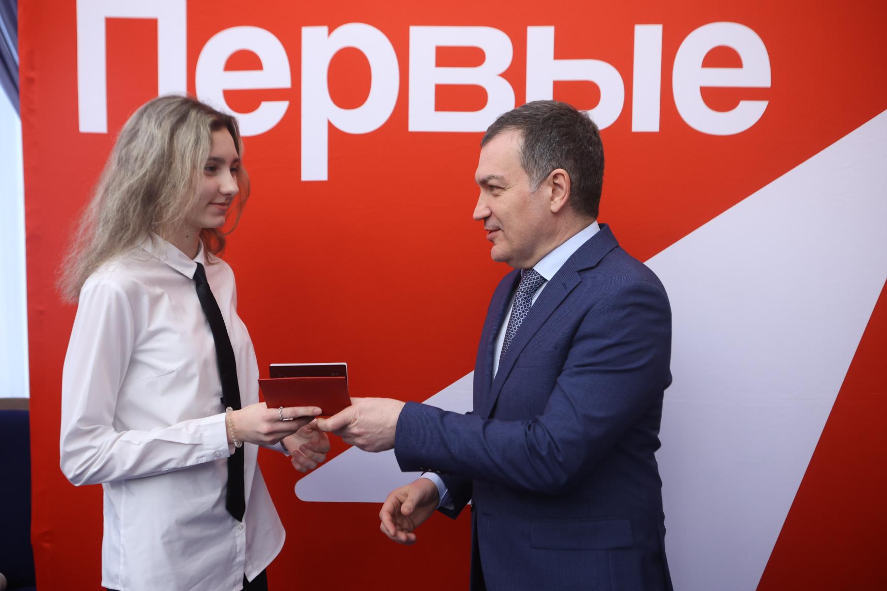 Фото Мэр Новосибирска вручил паспорта школьникам в рамках акции «Мы – граждане России» 2