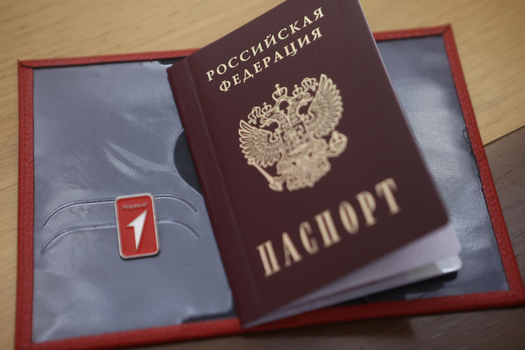 Фото Мэр Новосибирска вручил паспорта школьникам в рамках акции «Мы – граждане России» 3