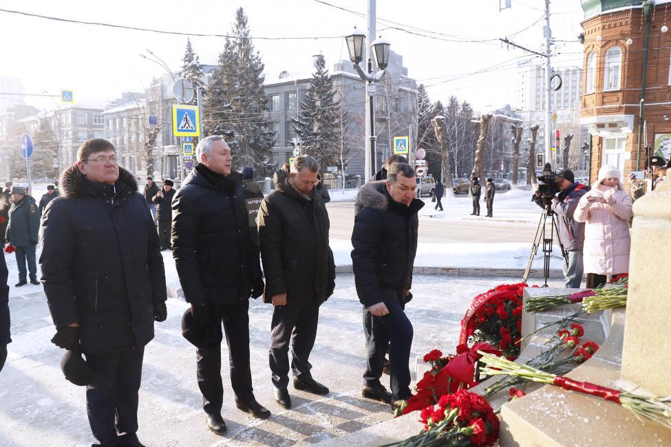 Фото Спикер новосибирского Заксобрания Андрей Шимкив возложил цветы к бюсту маршала авиации Александра Покрышкина 2 - Сиб.ФМ Фото Спикер новосибирского Заксобрания Андрей Шимкив возложил цветы к бюсту маршала авиации Александра Покрышкина 2