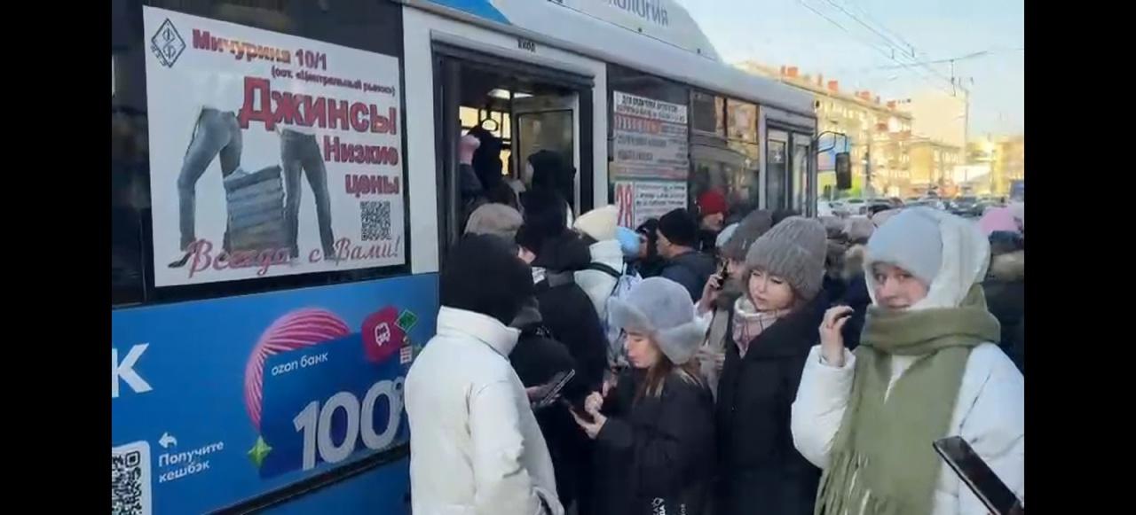 Фото В Новосибирском метро пассажир упал на рельсы и погиб. Движение поездов остановили 2