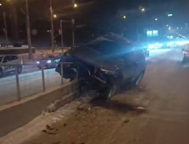 Фото Audi Q5 приземлился на бетонный разделитель на Большевистской в Новосибирске 2