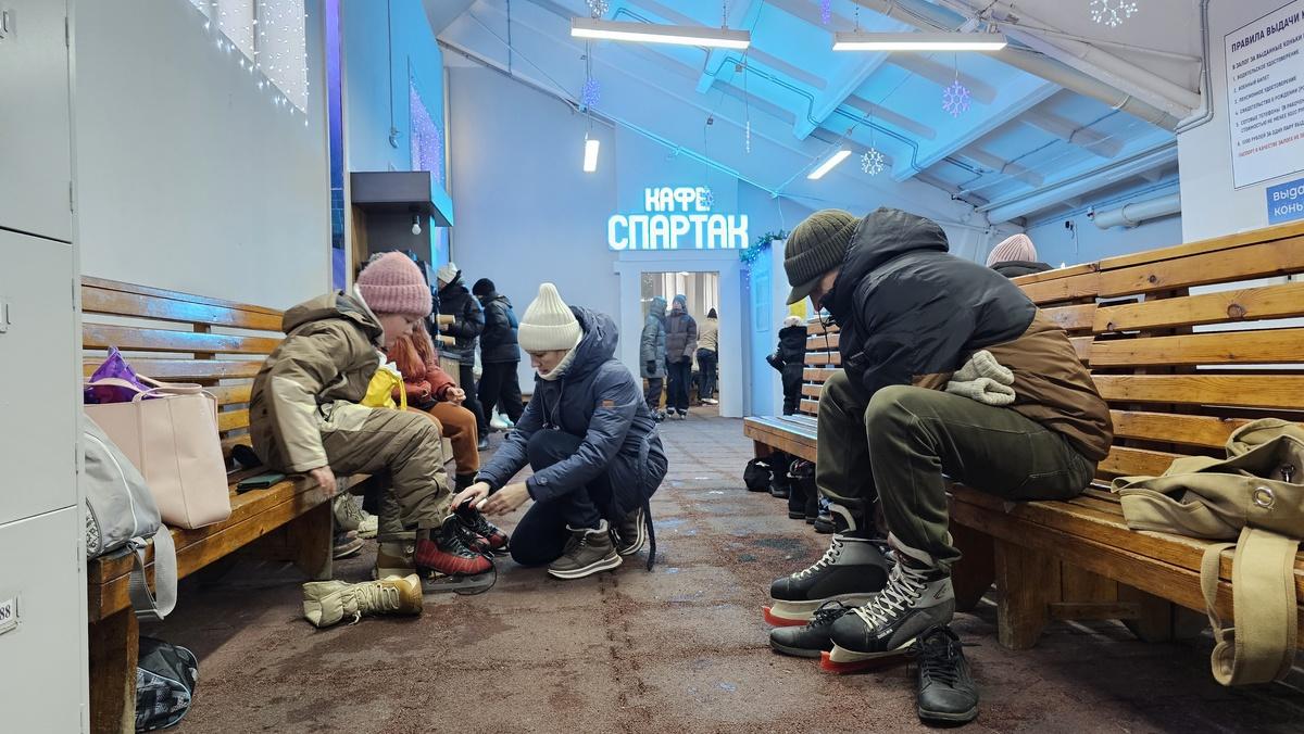 Фото Самый большой каток Новосибирска открылся на стадионе «Спартак». Фоторепортаж 11 - Сиб.ФМ Фото Самый большой каток Новосибирска открылся на стадионе «Спартак». Фоторепортаж 11