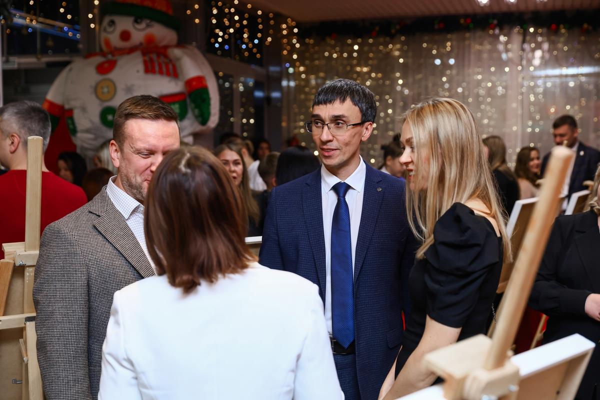 Фото «Настоящие успехи рождаются в команде»: медиахолдинг «Сиб.фм Group» подвёл итоги года. Фоторепортаж 3 - Сиб.ФМ Фото «Настоящие успехи рождаются в команде»: медиахолдинг «Сиб.фм Group» подвёл итоги года. Фоторепортаж 3